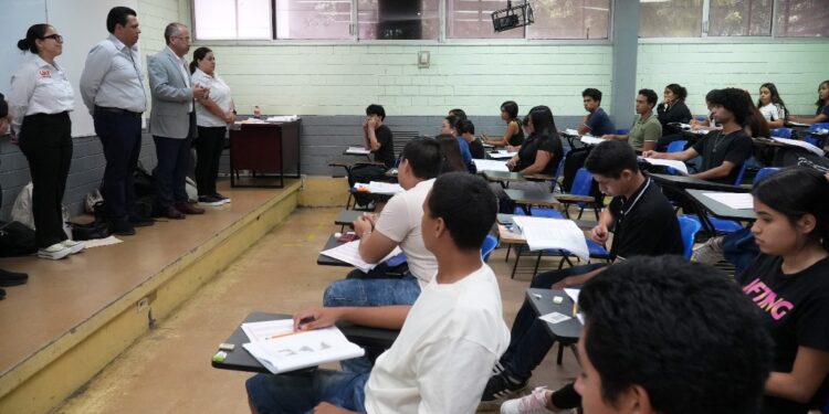 Aspirantes a ingresar a la UAT presentan examen CENEVAL