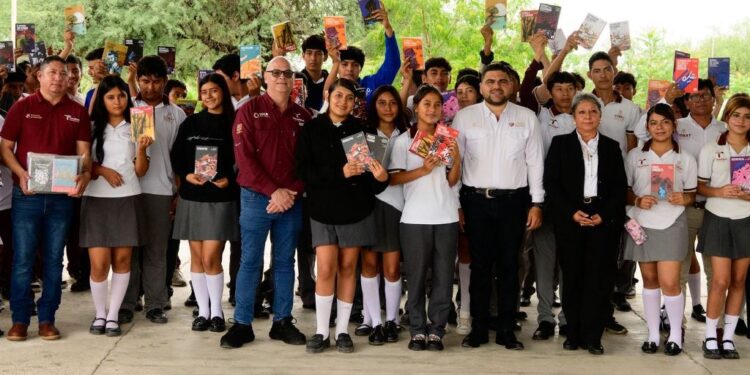 Continúa entrega de libros a jóvenes por parte del ITCA en diversos municipios