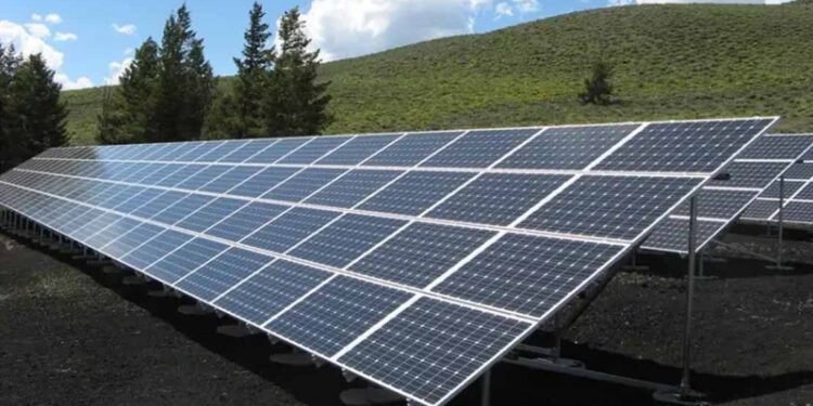 Piden regular instalación de paneles solares pero, ¿a qué costo?