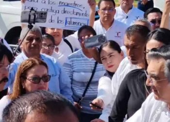 Piden a gobernador en Ceremonia de Honores resuelva conflicto en zona escolar
