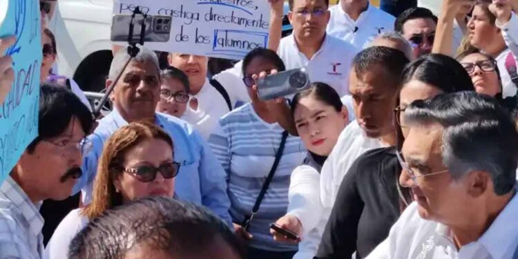 Piden a gobernador en Ceremonia de Honores resuelva conflicto en zona escolar