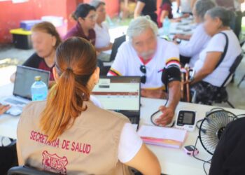 Brinda SEBIEN y Salud atención en Comedores de Bienestar