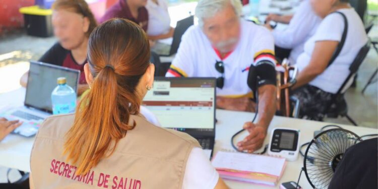 Brinda SEBIEN y Salud atención en Comedores de Bienestar