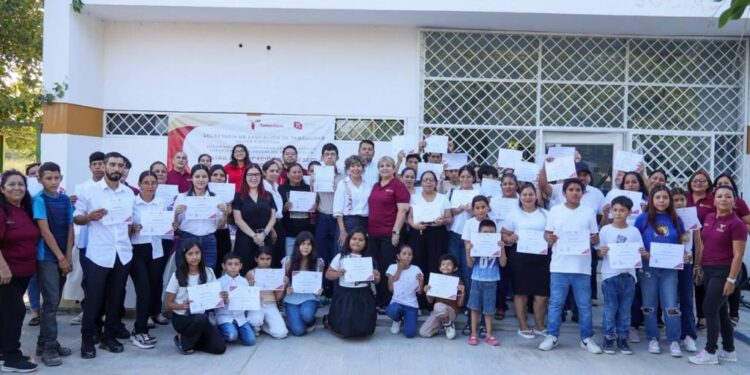 Se gradúan estudiantes del CEDEX en Victoria