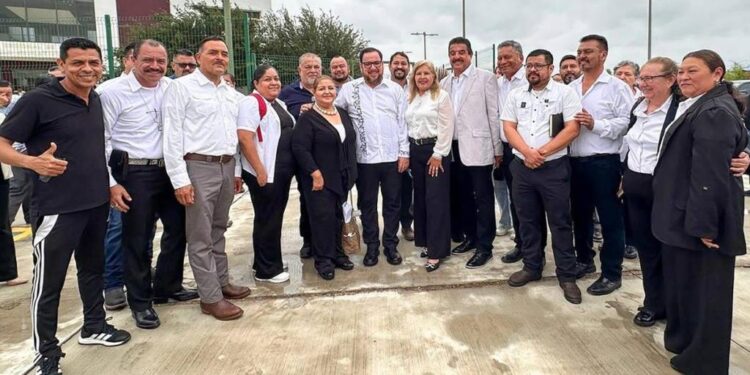 Entrega Miguel Ángel Valdez García nombramiento al nuevo titular del CREDE Nuevo Laredo