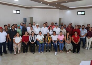 Productores pesqueros reciben orientación sobre programas de apoyo estatal
