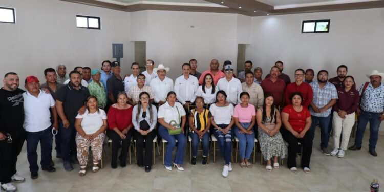 Productores pesqueros reciben orientación sobre programas de apoyo estatal