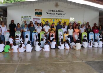 Adolescentes en conflicto con la Ley Penal elaboran y donan mobiliario de creación artística a Jardín de Niños de Güémez