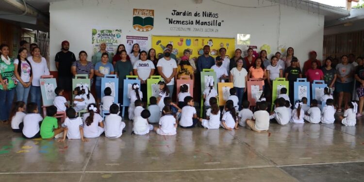 Adolescentes en conflicto con la Ley Penal elaboran y donan mobiliario de creación artística a Jardín de Niños de Güémez