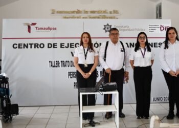 Dona DIF Tamaulipas silla de ruedas a adulta mayor con discapacidad en el CEDES Victoria