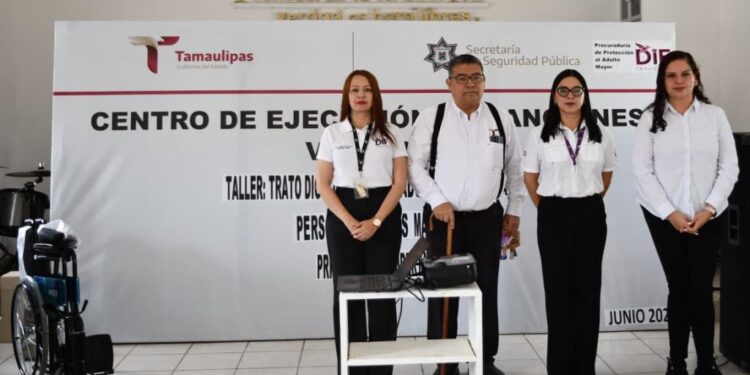 Dona DIF Tamaulipas silla de ruedas a adulta mayor con discapacidad en el CEDES Victoria