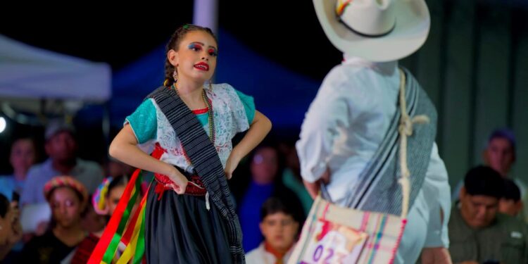 Zapatean el Huapango Huasteco 261 parejas: Secretaría de Turismo