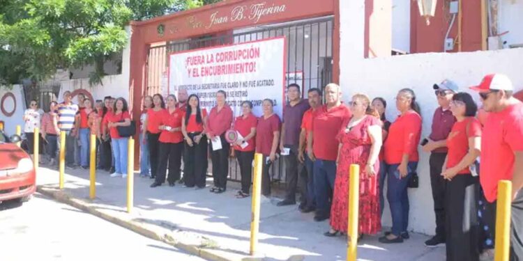 Truenan 6 escuelas contra supervisora; Nora de los Reyes no ha hecho cumplir resolutivo