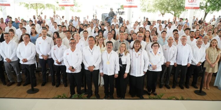 En homenaje solemne reconoce la UAT trayectoria de 215 docentes