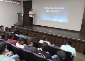 Atienden estudiantes de la UPV conferencia sobre adicción al celular