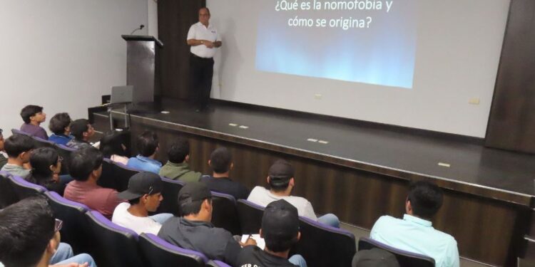 Atienden estudiantes de la UPV conferencia sobre adicción al celular