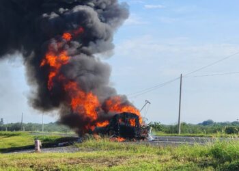 Guardia Estatal atiende incendio de tractocamión en la carretera Victoria-Zaragoza