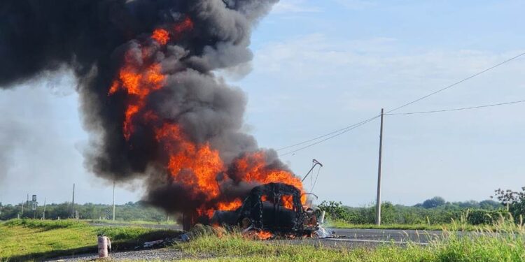 Guardia Estatal atiende incendio de tractocamión en la carretera Victoria-Zaragoza