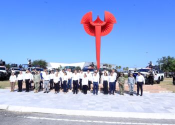Entrega Américo Villarreal vehículos y maquinaria por 125.2 mdp