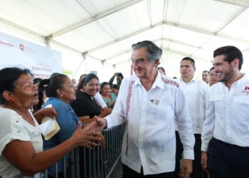 Inaugura Américo obra vial y entrega escrituras a familias matamorenses