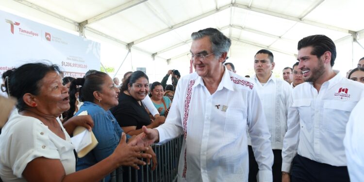 Inaugura Américo obra vial y entrega escrituras a familias matamorenses