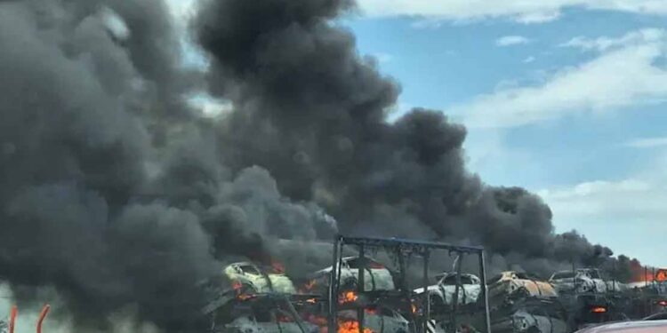 Se incendia tráiler nodriza en la carretera Victoria-Zaragoza; vehículos quedan reducidos a cenizas