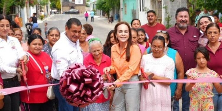 BENEFICIA CARMEN LILIA CANTUROSAS A FAMILIAS DE DIFERENTES SECTORES DE NUEVO LAREDO CON OBRAS DE INFRAESTRUCTURA VIAL
