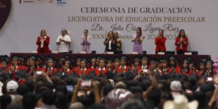 Gradúa a nueva generación de docentes de preescolar la Normal de Educadoras “Maestra Estefanía Castañeda”