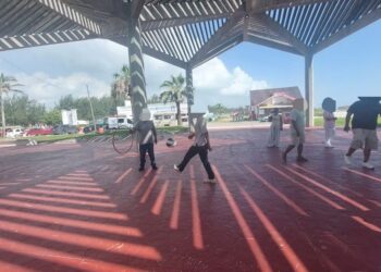 Adolescentes en proceso de reinserción social juegan fútbol playero en Miramar