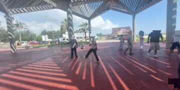 Adolescentes en proceso de reinserción social juegan fútbol playero en Miramar