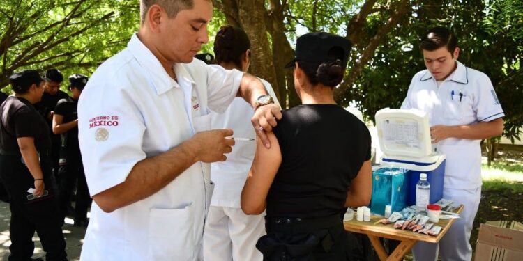 Lleva el ISSSTE jornada de vacunación a la SSPT