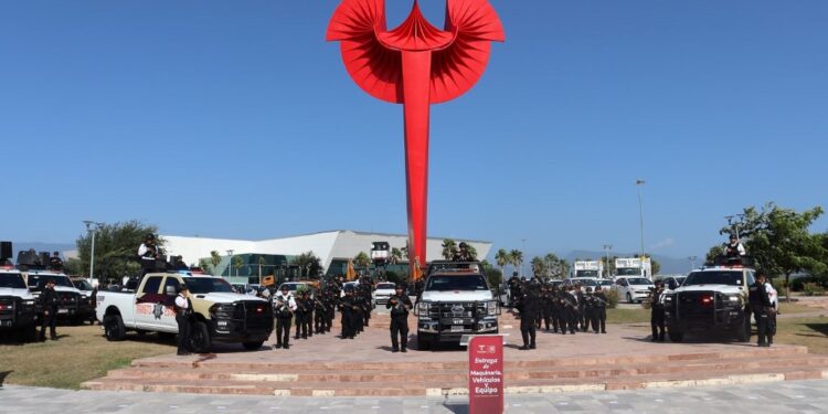 Fortalece Américo Villarreal a la Guardia Estatal con 17 patrullas y dos torres móviles de videovigilancia