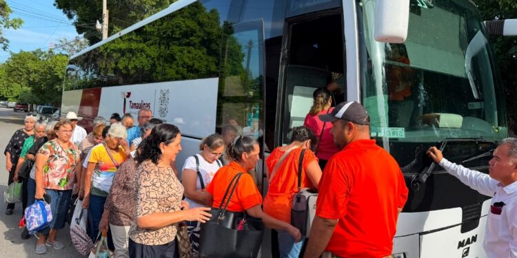 Programa de Turismo Social lleva a adultos mayores a pasear a El Chorrito en Hidalgo, Tamaulipas