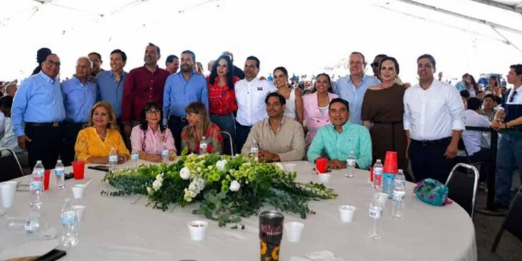Arropan a Gattás Báez en su cumpleaños; buscará llegar a la máxima tribuna