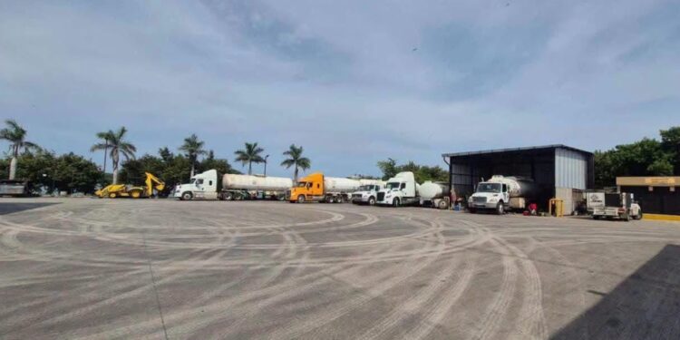 Aseguran casi 300 mil litros de presunto diésel en Altamira