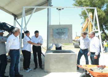 Coloca Américo primera piedra del Museo Interpretativo de la Tortuga Lora en Soto la Marina