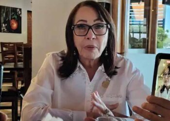 A favor maestros y padres de familia de restringir celulares en escuelas
