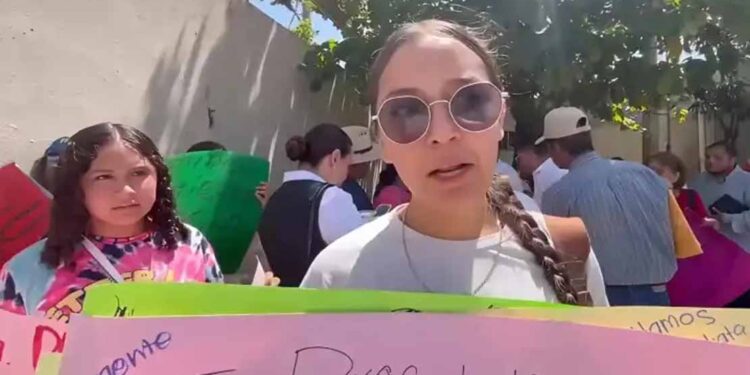 Se manifiesta familia de jornalero grave durante visita de Sheinbaum a Victoria