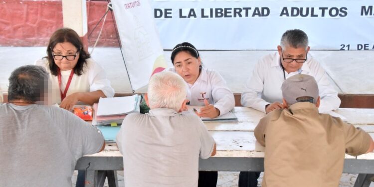 Brigada del IDPET brinda atención jurídica a adultos mayores en el CEDES