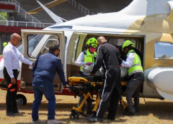 Trasladan a niño lesionado en ambulancia aérea