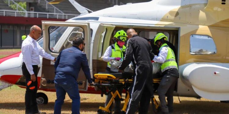 Trasladan a niño lesionado en ambulancia aérea
