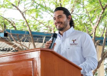 Asiste secretario del Trabajo al inicio de ciclo escolar con entrega de apoyos para estudiantes en Tula