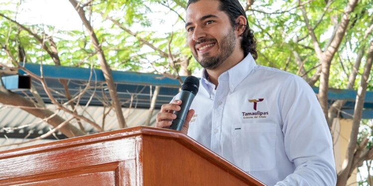 Asiste secretario del Trabajo al inicio de ciclo escolar con entrega de apoyos para estudiantes en Tula