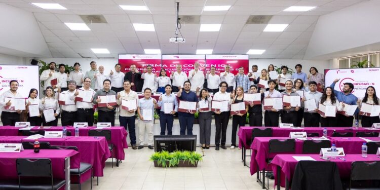 Becan a estudiantes de la UAT para el desarrollo de proyectos de base tecnológica
