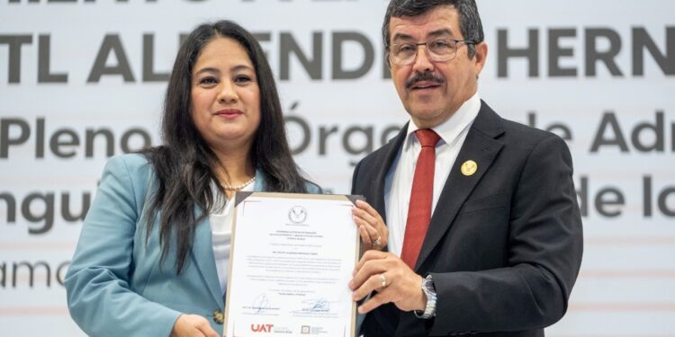 Reconoce UAT trayectoria judicial de su distinguida egresada Xóchitl Almendra Hernández Torres
