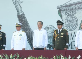 Américo preside desfile cívico-militar por el 216 aniversario de la Independencia de México