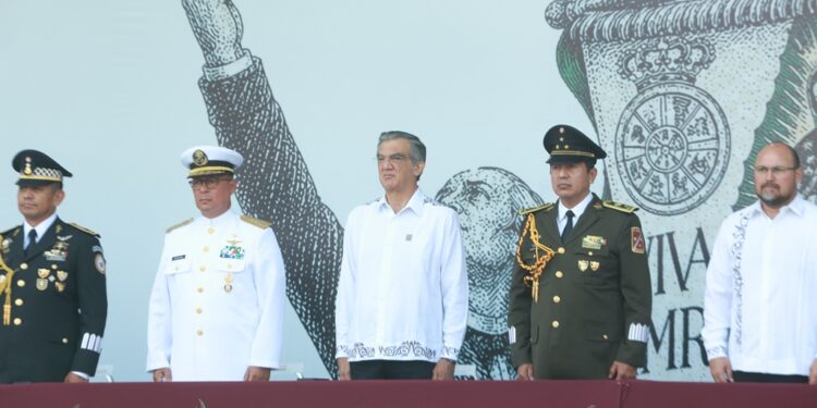 Américo preside desfile cívico-militar por el 216 aniversario de la Independencia de México