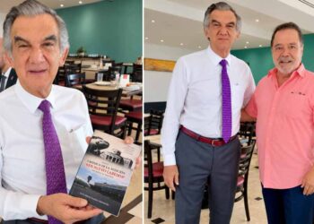Recibe Américo Villarreal libro sobre la historia de la aviación en Nuevo Laredo