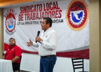 Mete Carlos De Anda presión a obras y escucha a obreros de Nuevo Laredo
