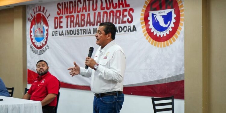 Mete Carlos De Anda presión a obras y escucha a obreros de Nuevo Laredo